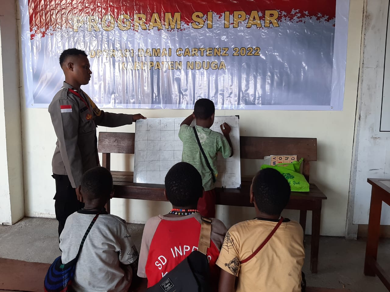 Inilah Keseruan Anak-anak Kabupaten Nduga Belajar Bersama Personil Binmas Noken