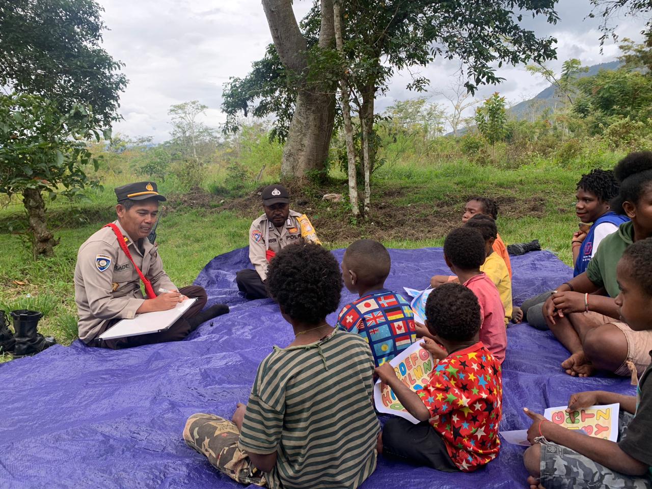 Binmas Noken Tidak Henti-hentinya Ajarkan Membaca dan Menulis di Kampung Yagara