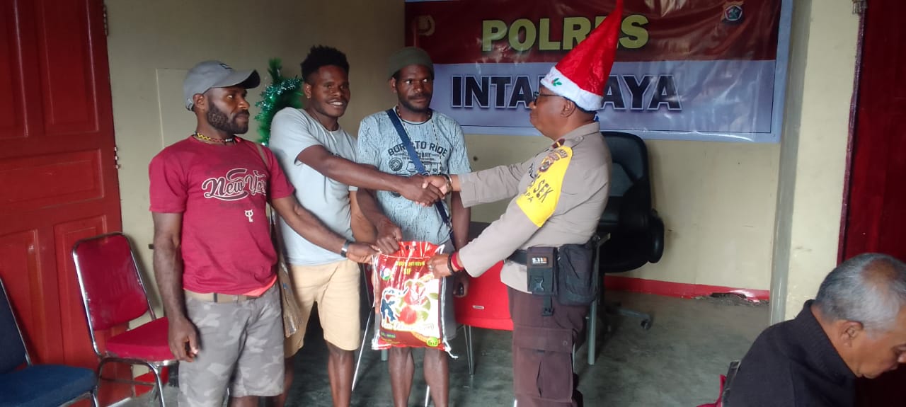 Berikan Bantuan Sembako Untuk Anak Sekolah, Binmas Noken Harap Pelajar Semangat Gapai Cita-cita