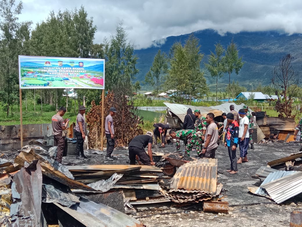 Pasca Kebakaran di Deiyai, Aparat Gabungan TNI-Polri bersama Masyarakat Lakukan Pembersihan Lokasi