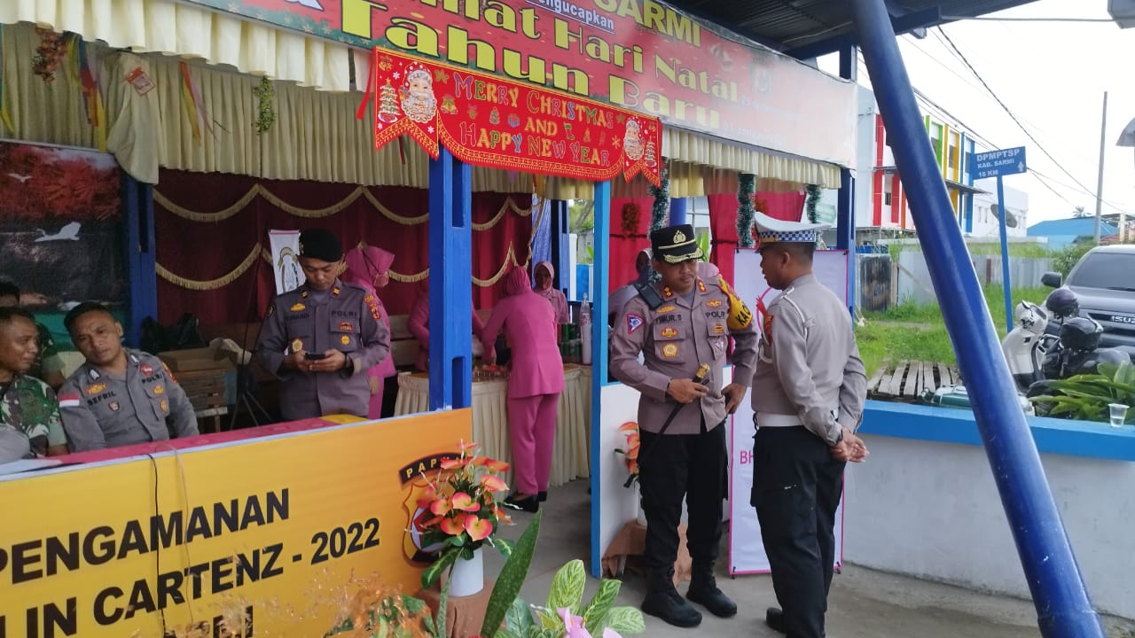 Kapolres sarmi Tinjau Pos Ops Lilin cartenz – 2022, Bagikan Bingkisan Natal Kepada Personil Pengamanan