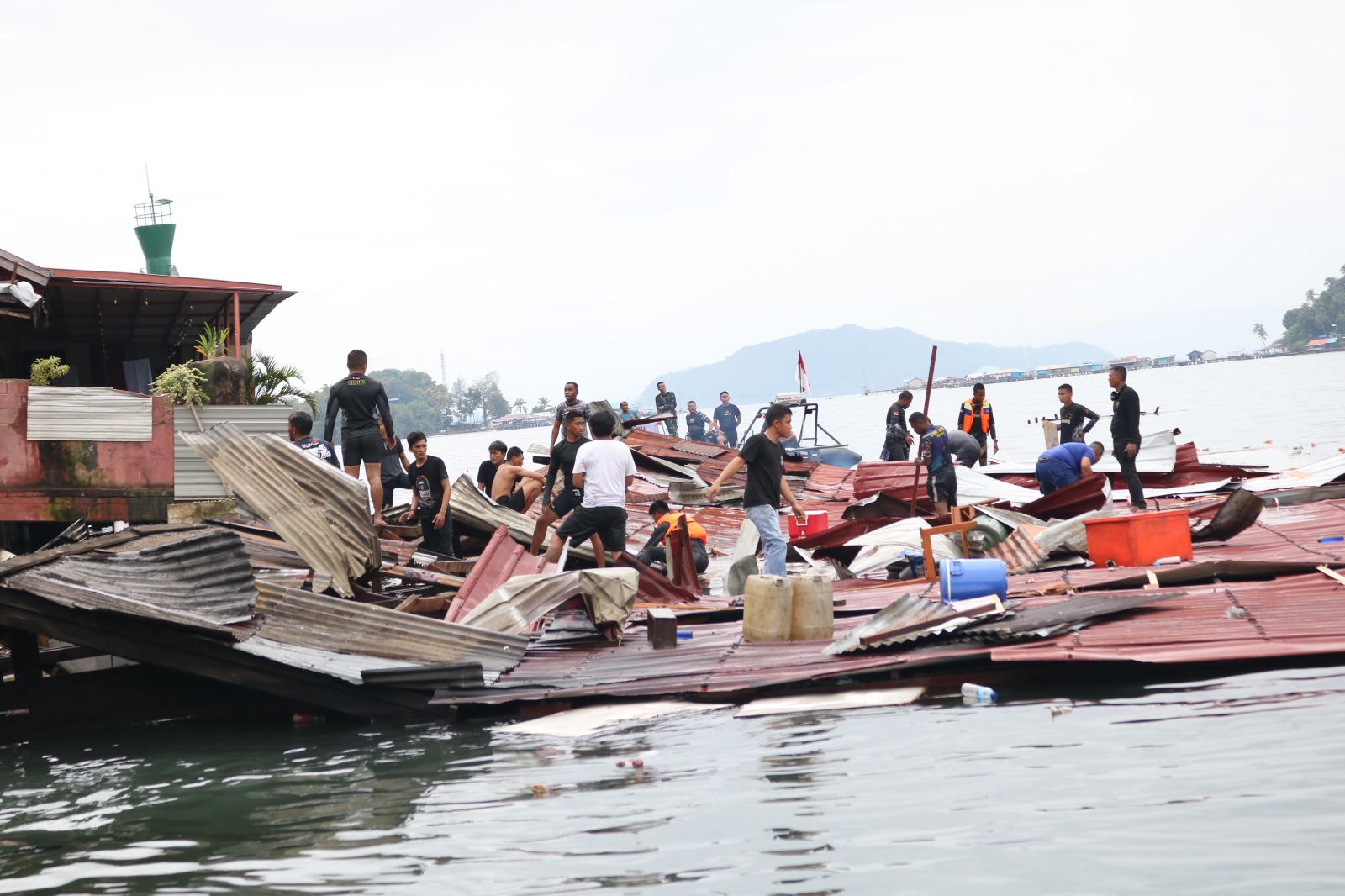 Tim Gabungan Evakuasi Korban Gempa di Cafe Cirita Kota Jayapura