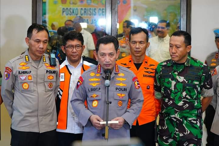 Kapolri Jenderal Listyo Sigit Prabowo meninjau langsung proses evakuasi
