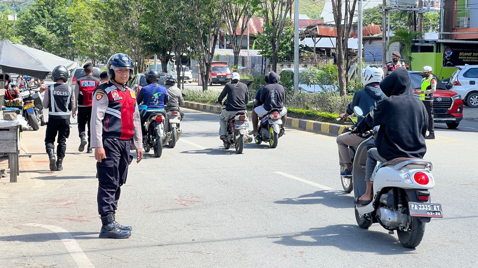 Hasil Pelaksanaan Hari Ke-12 Operasi Ketupat Cartenz 2023, Kabid Humas Meminta Masyarakat Untuk Terus Menjaga Situasi Yang Aman Dan Damai