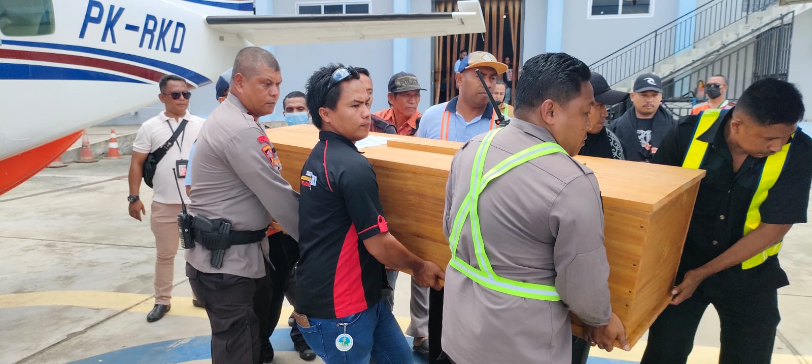 Personel Polres Jayapura Bantu Evakuasi 2 Jenazah Korban Kekejaman OTK di Yahukimo