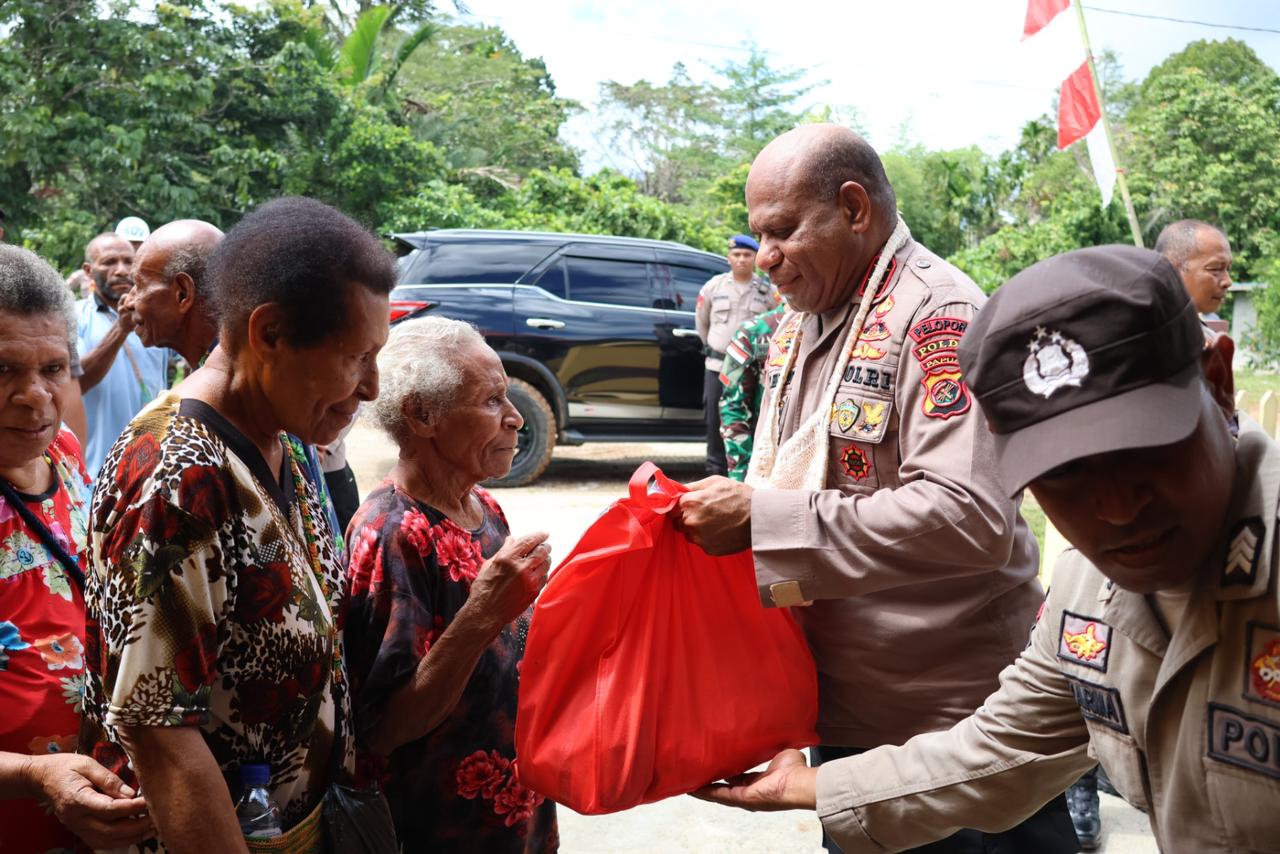 Kapolda Papua Tinjau Mapolsek Mindiptana dan Serahkan Tali Asih kepada Tokoh Masyarakat