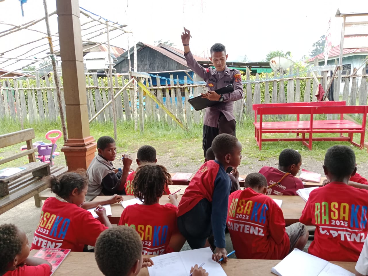 Anak di Pelosok Pegunungan Bintang Belajar dan Bermain Melalui Program Si-Ipar