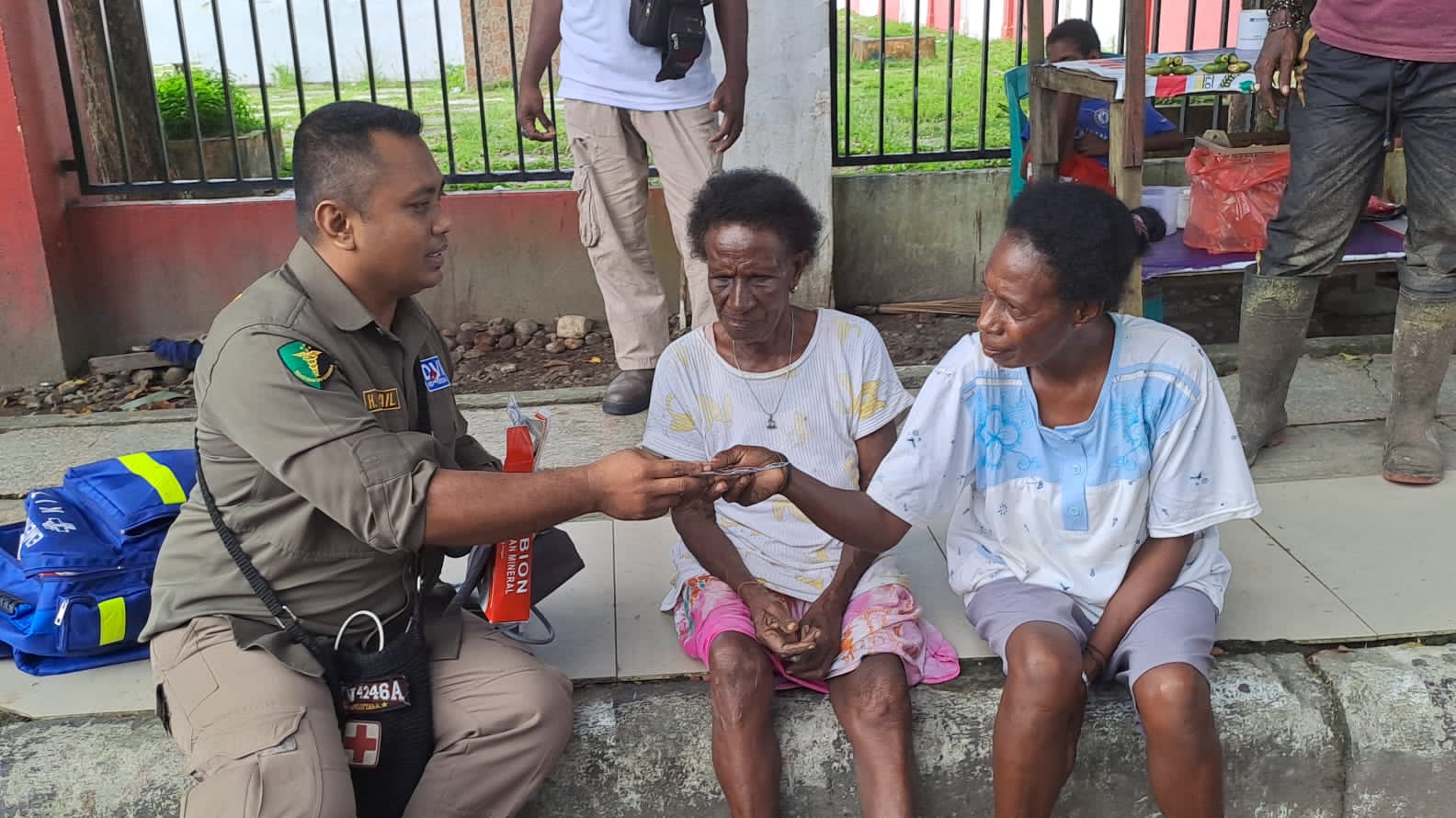 Tim Keladi Sagu Ops Rasaka Cartenz 2023 Berikan Pengobatan Gratis Kepada Masyarakat di Kampung Kamoro