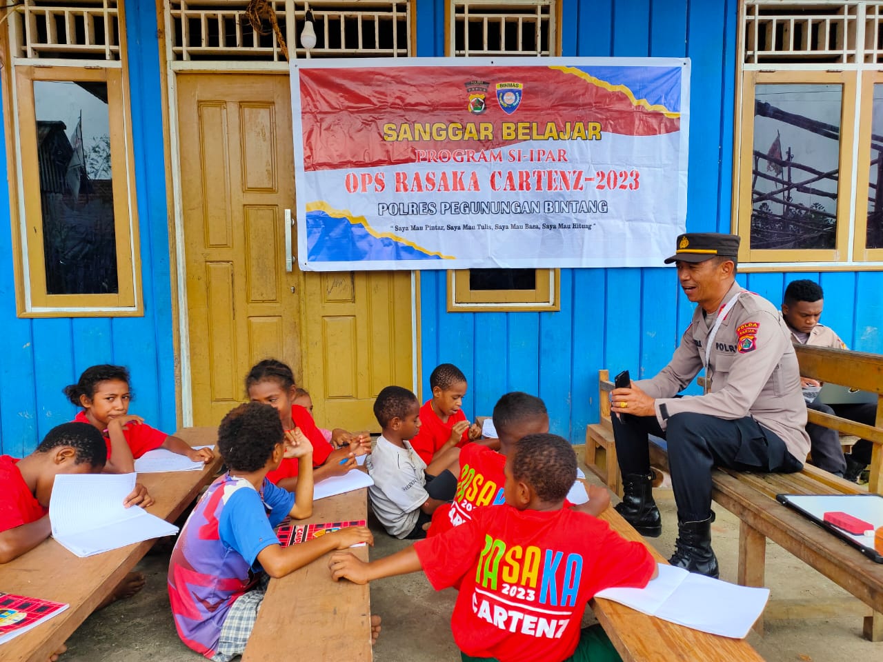 Program Polisi Pi Ajar Membawa Terang Pendidikan Bagi Anak di Oksibil