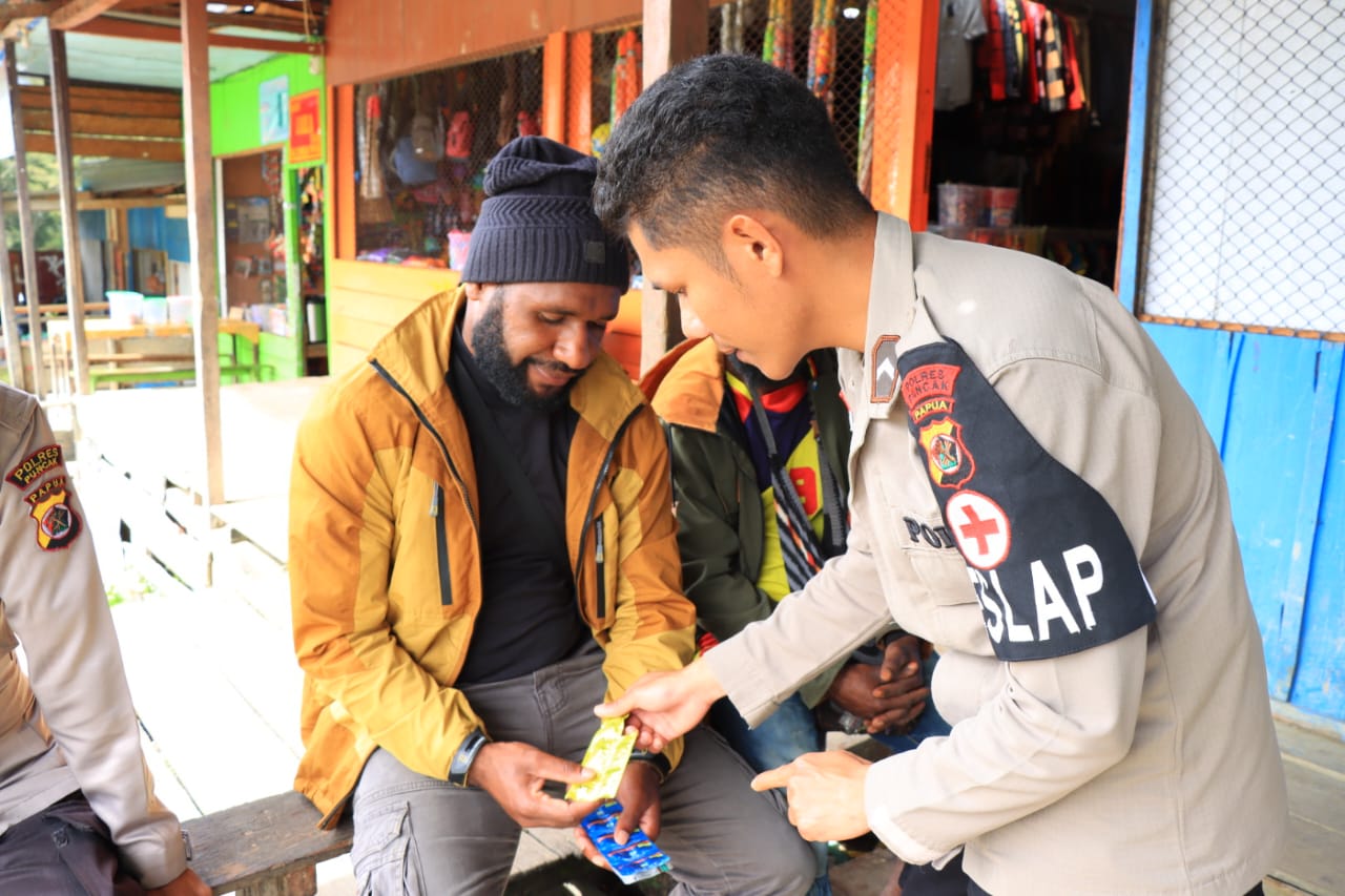 Tenaga Kesehatan Keladi Sagu Obati Penderita Hipertermia di Pelosok Kabupaten Puncak