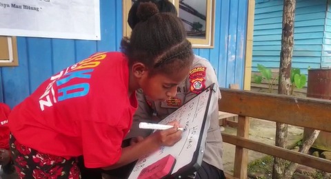 Program Si-Ipar di Oksibil Hadirkan Pelajaran Bahasa Inggris