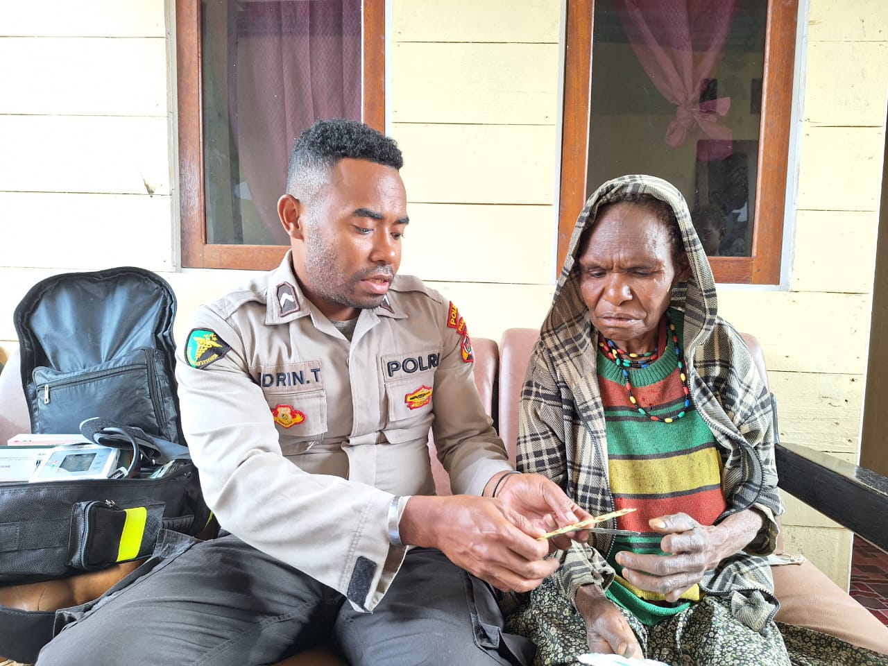 Tim Keladi Sagu Edukasi Masyarakat Intan Jaya Tentang Penyakit ISPA