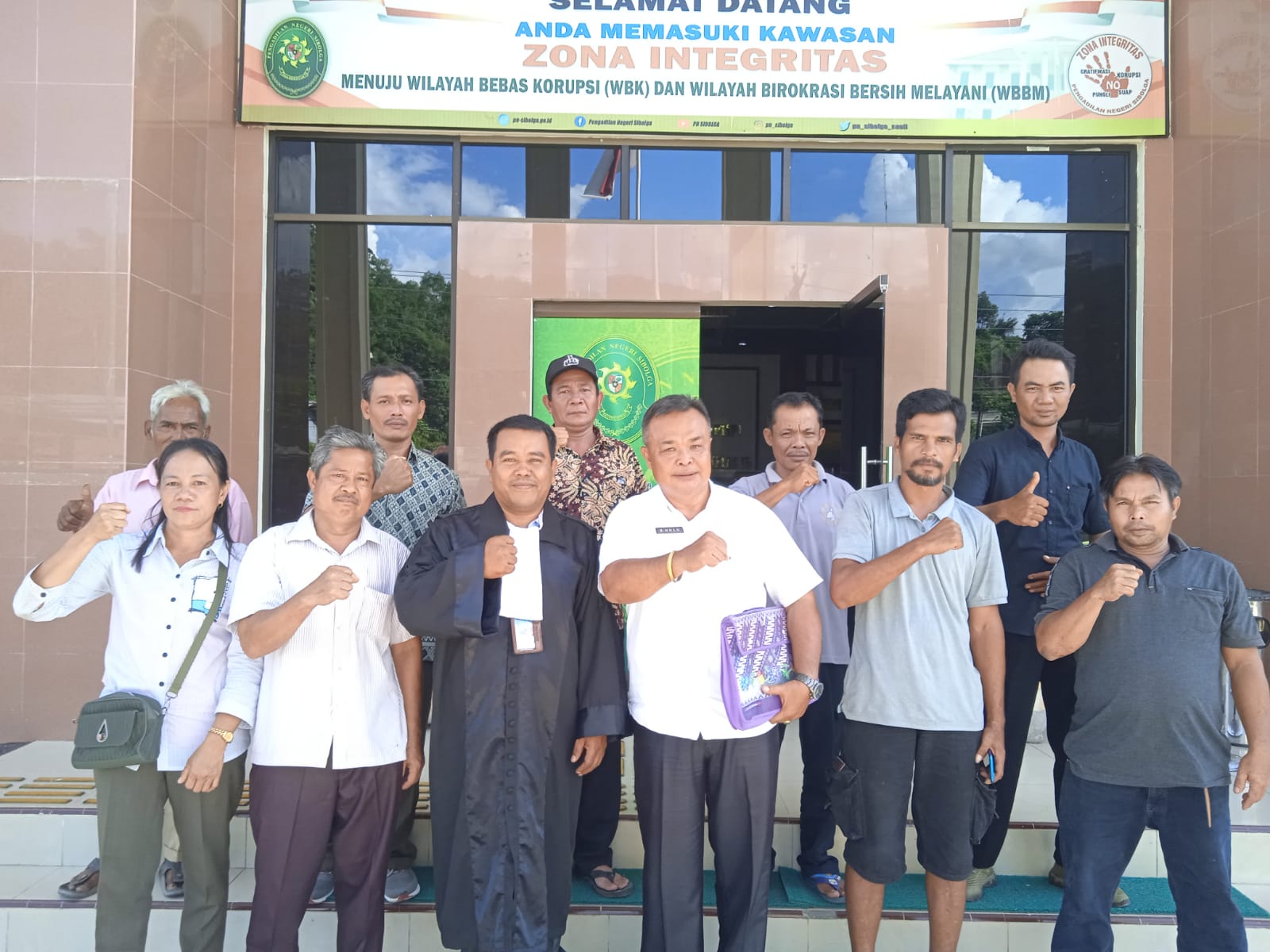 Didakwa Bersalah, Mantan Camat Bersama Warga “Bela” Kepala Desa Lumut Maju di PN Sibolga