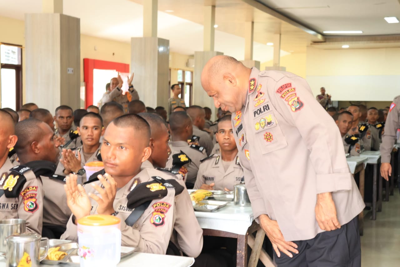 Makan Siang Bersama Siswa Diktukba, Ini Pesan Kapolda Papua