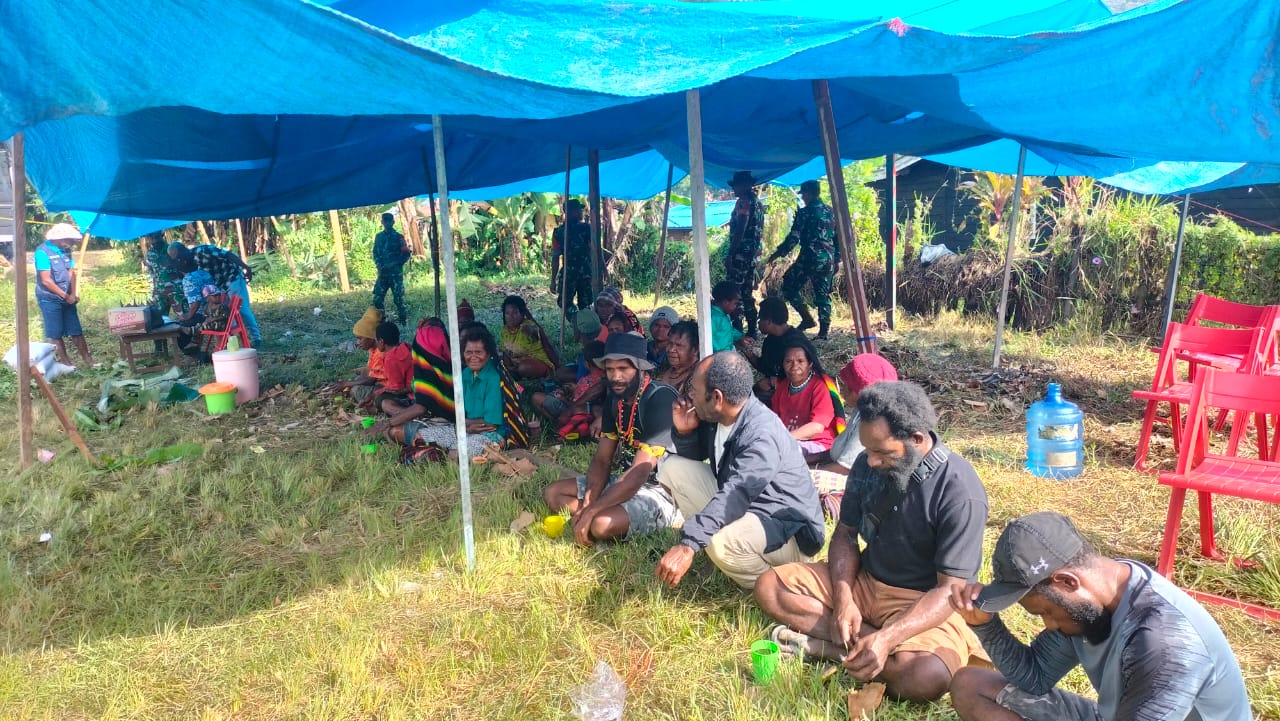 Wujud Kepedulian TNI, Babinsa Koramil 1702-08/Tolikara Beri Bantuan Duka Warga Binaan