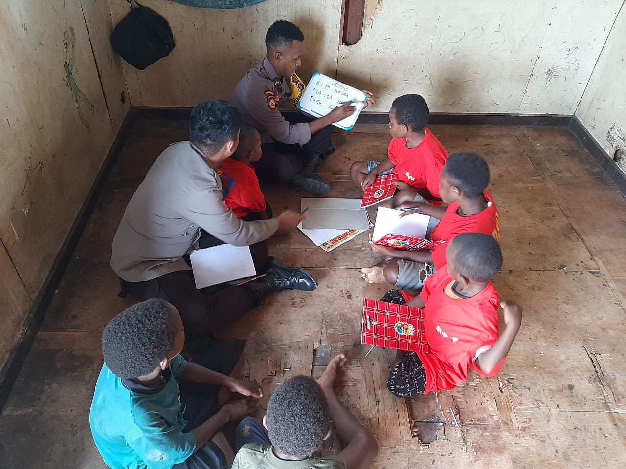 Di Halaman Rumah Etias Ganik, Program Polisi Pi Ajar Bawa Terang Pendidikan