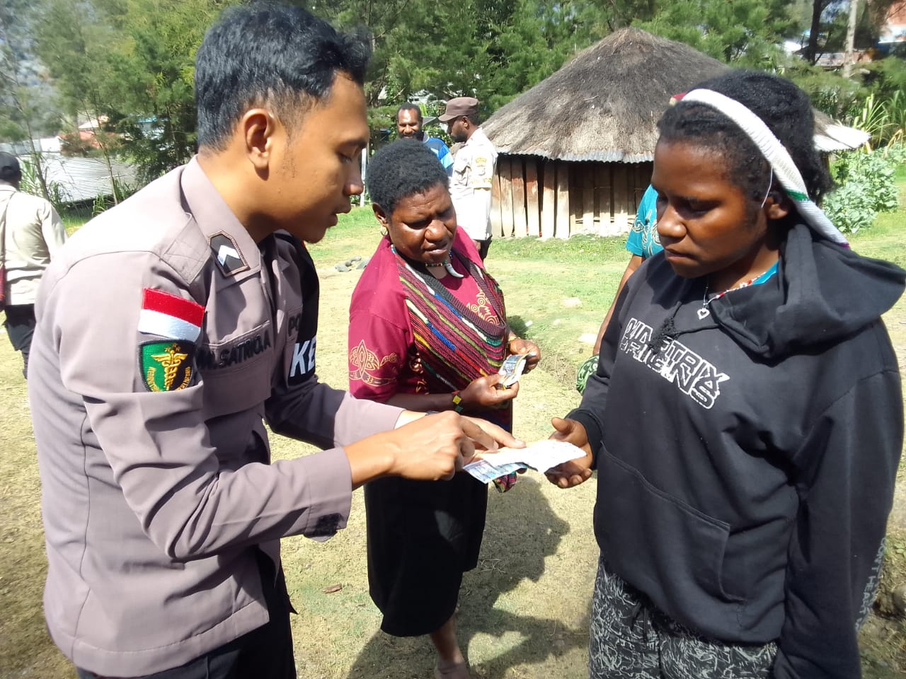 Tim Kesehatan Keladi Sagu Tangani Penderita Hipertensi dan ISPA di Pelosok Kabupaten Puncak