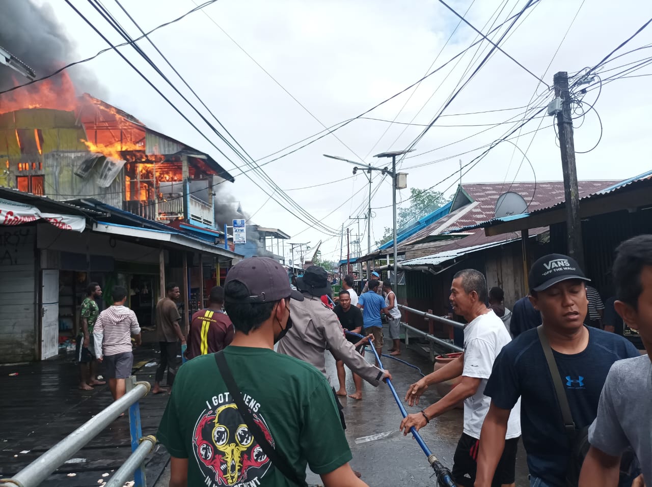Polisi Bantu Warga Padamkan Api Kebakaran yang Terjadi di Distrik Agats, Kabupaten Asmat