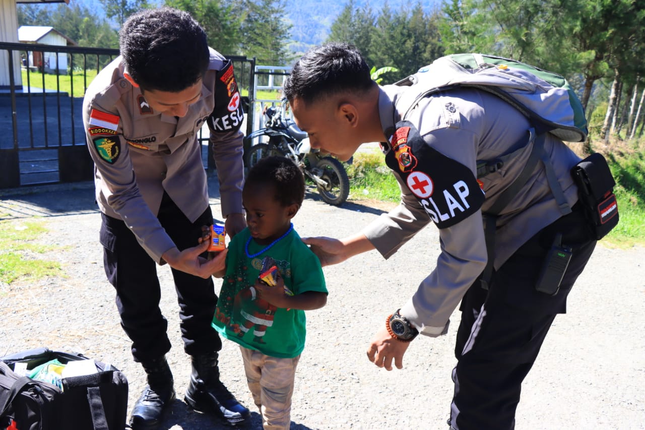 Tim Kesehatan Keladi Sagu Obati Seorang Balita di Pelosok Kabupaten Puncak