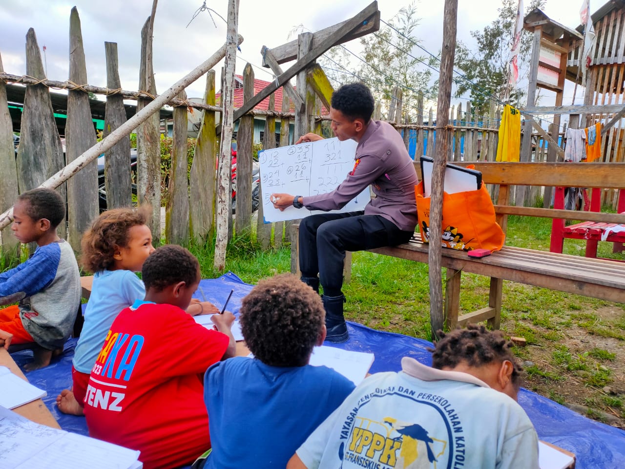 Metode Interaktif Si-Ipar Tingkatkan Literasi Anak di Pegunungan Bintang