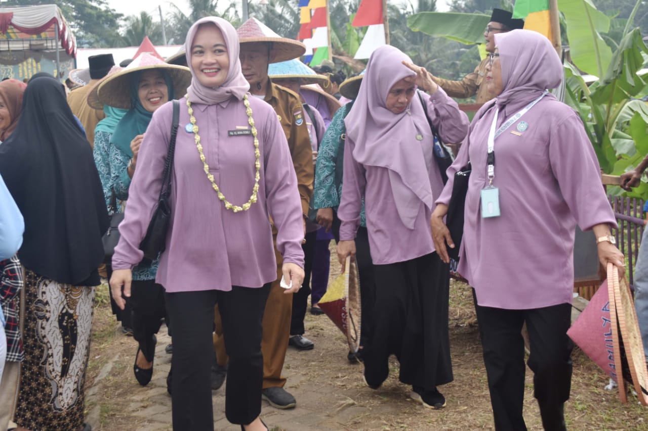 Wakil Ketua TP PKK Kabupaten Tangerang Tinjau Program PKK di Desa Sukamulya