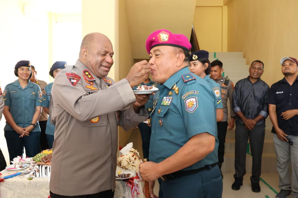 Dalam Suasana Hut Bhayangkara Ke-77, Kapolda Papua Mendapat Kejutan Dari Lantamal X