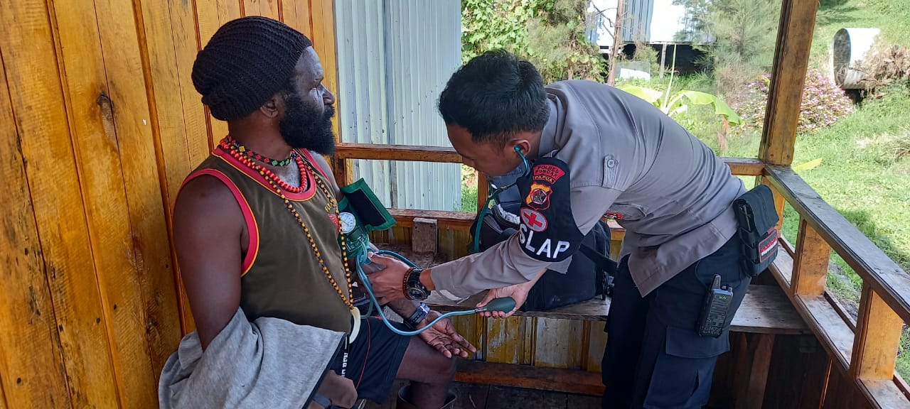 Tim Kesehatan Keladi Sagu Obati Penderita ISPA di Pelosok Kabupaten Puncak