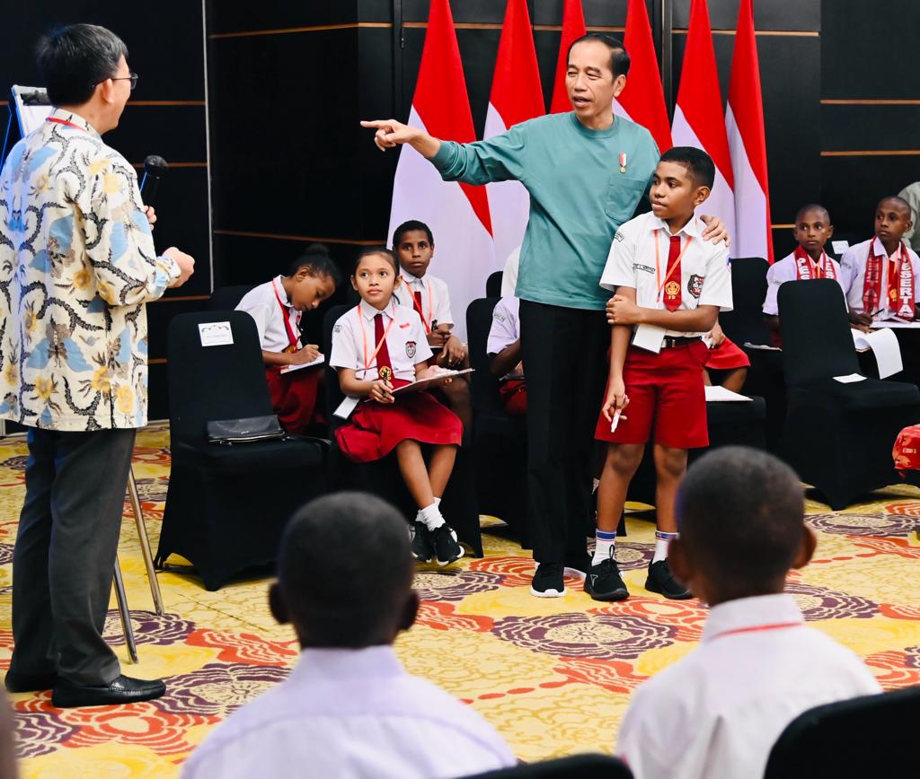 Jumpa Anak-Anak Papua, Presiden Jokowi Berikan Kuis Matematika Berhadiah Sepeda