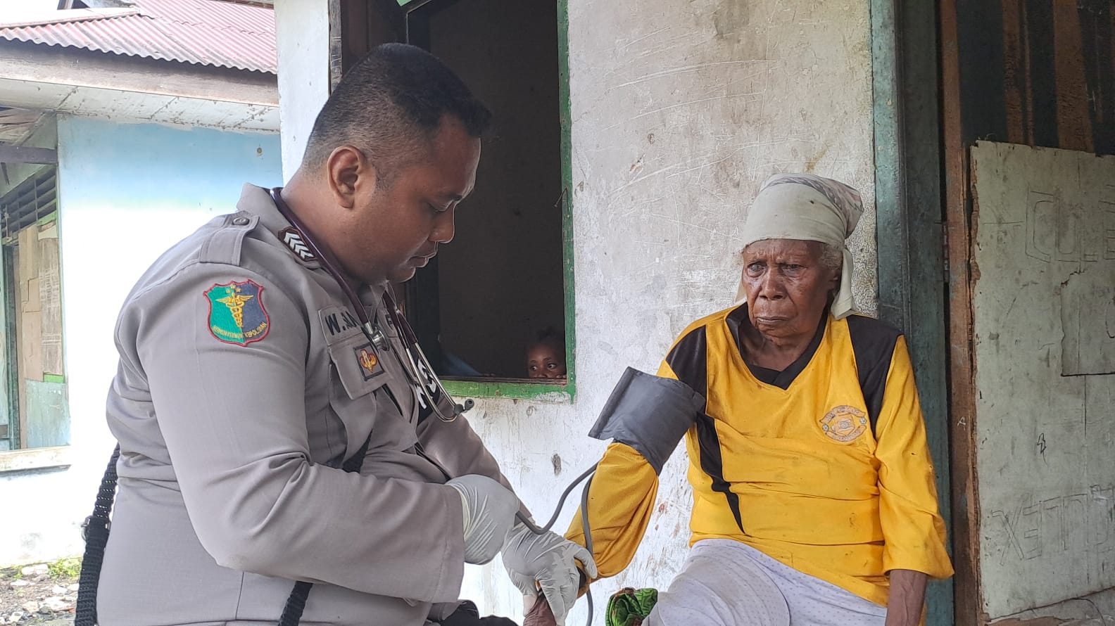 Blusukan di Rumah Warga Mimika, Tim Kesehatan Keladi Sagu Obati Penderita Stunting dan ISPA