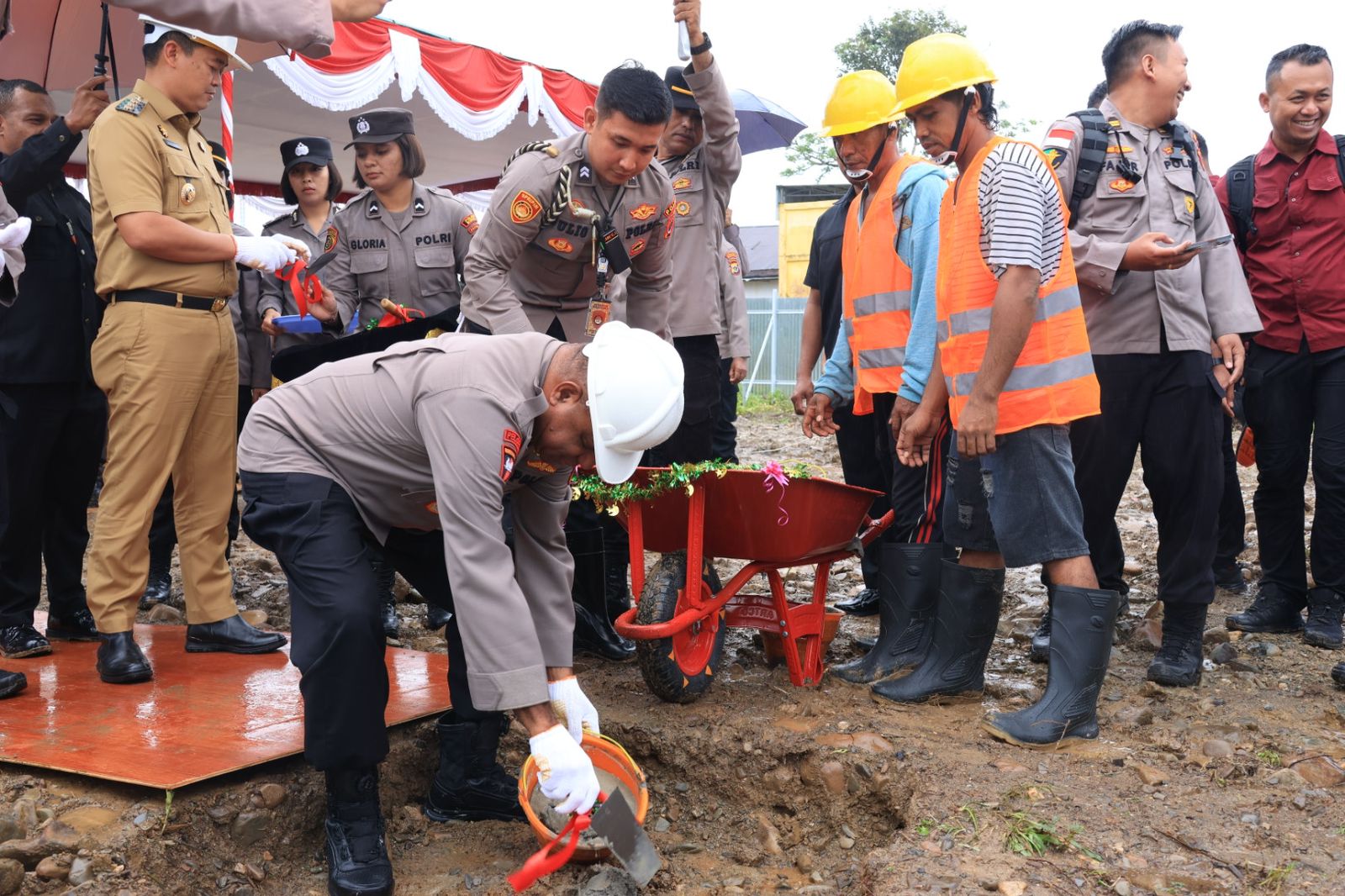 Kapolda Papua Lakukan Peletakan Batu Pertama Pembangunan RS. Bhayangkara dan Kantor Satpas SIM di Timika