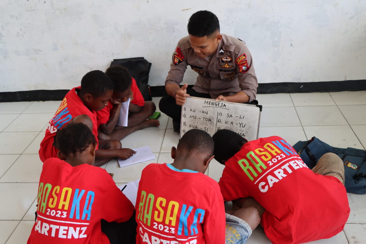 Polisi Pi Ajar Rutin Pacu Literasi Anak Kampung Kama di Jayawijaya