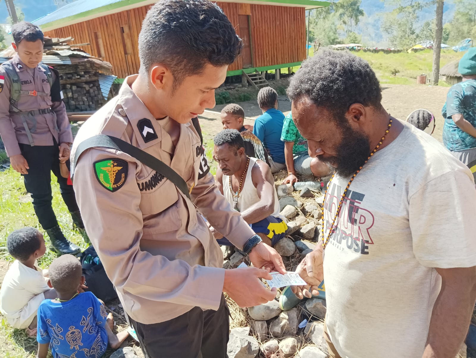 Keladi Sagu Polri Bantu Obati Penyakit ISPA di Pelosok Puncak