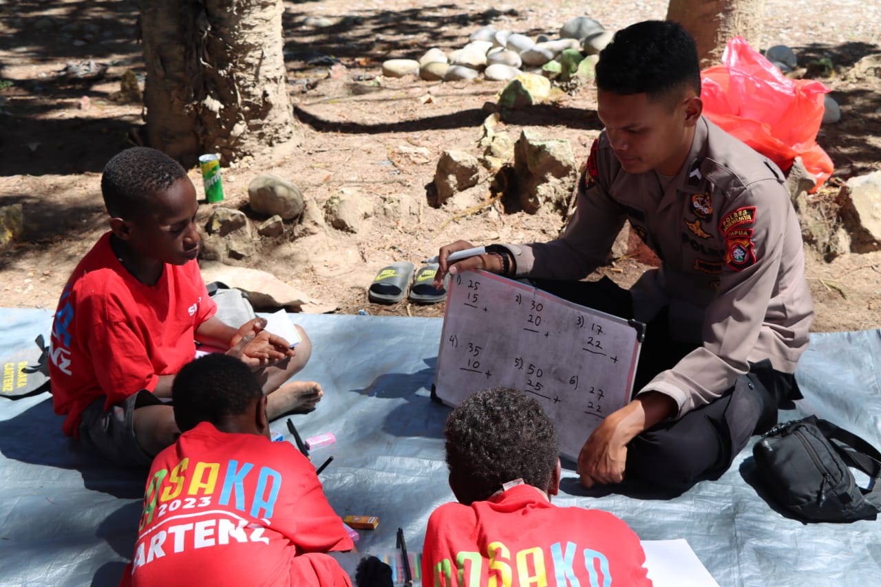 Polisi Pi Ajar Jadi Cahaya Pendidikan Bagi Anak-anak Putus Sekolah di Papua Pegunungan