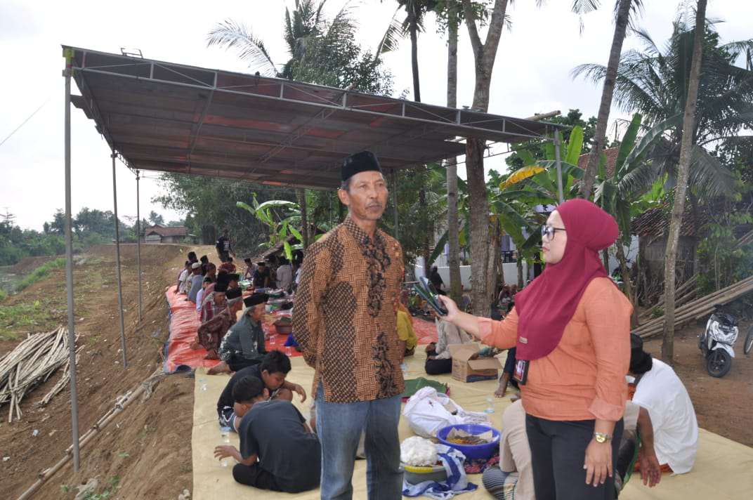 Masyarakat Benda Wetan Cilopadang Laksanakan Syukuran Asura di bantaran Sungai