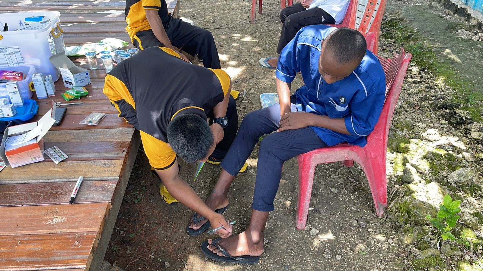 Tim Kesehatan Keladi Sagu Polri Obati Dua Anak Penderita ISPA di Jayapura