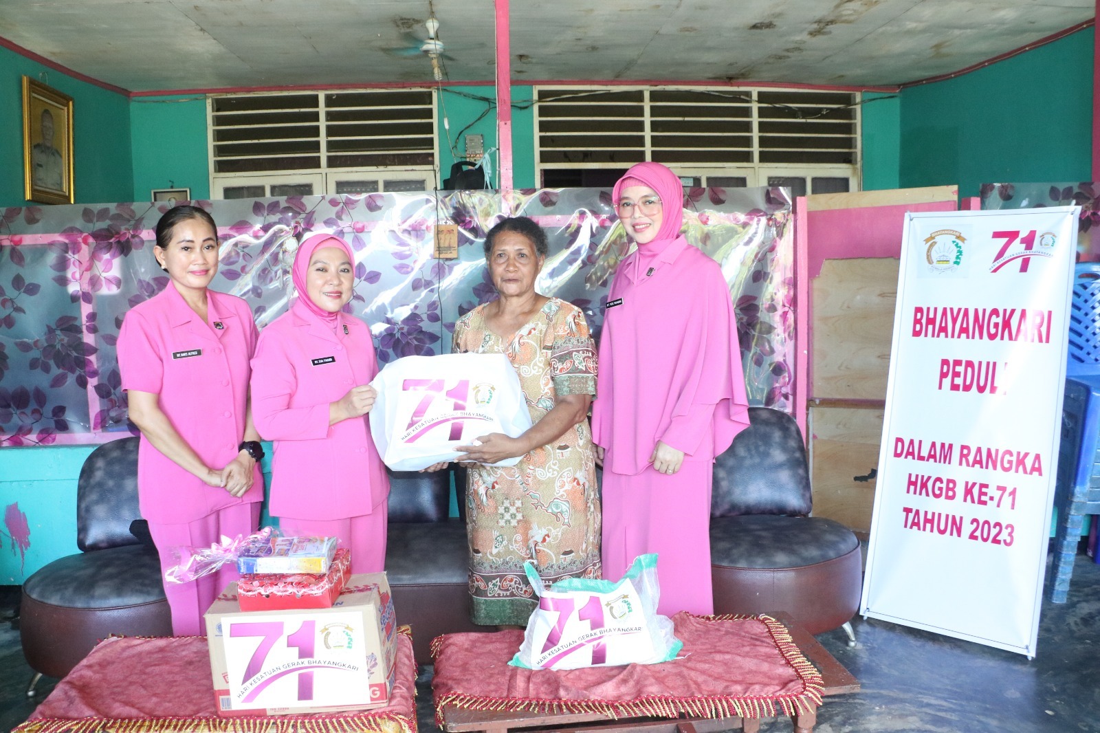 Peringati HUT HKGB ke-71, Bhayangkari Daerah Papua Anjangsana ke Kediaman Purnawirawan dan Warakaruwi