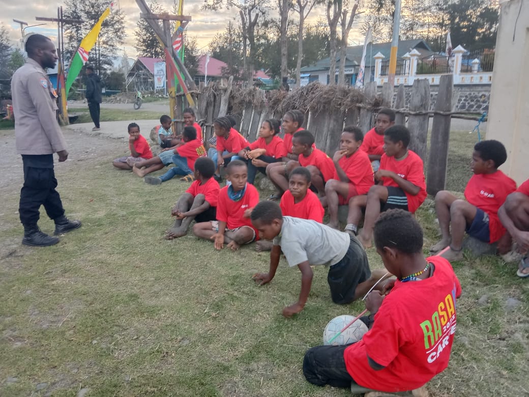 Perjuangan Bripda Aite Kulua Tingkatkan Wawasan Kebangsaan Anak di Papua Tengah