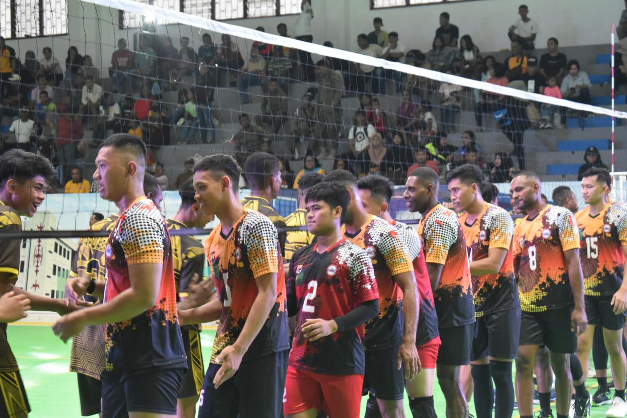Pertandingan Perdana, Tim Volley Putra Polda Papua Raih Kemenangan Atas Tim Putra Papua Barat