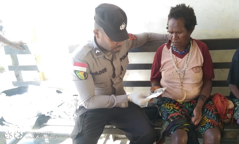 Tim Kesehatan Polri Obati Penderita ISPA di Intan Jaya