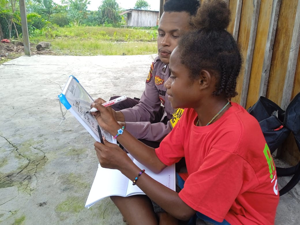 Ops Rasaka Cartenz Berikan Sentuhan Pendidikan di Pelosok Kabupaten Nduga