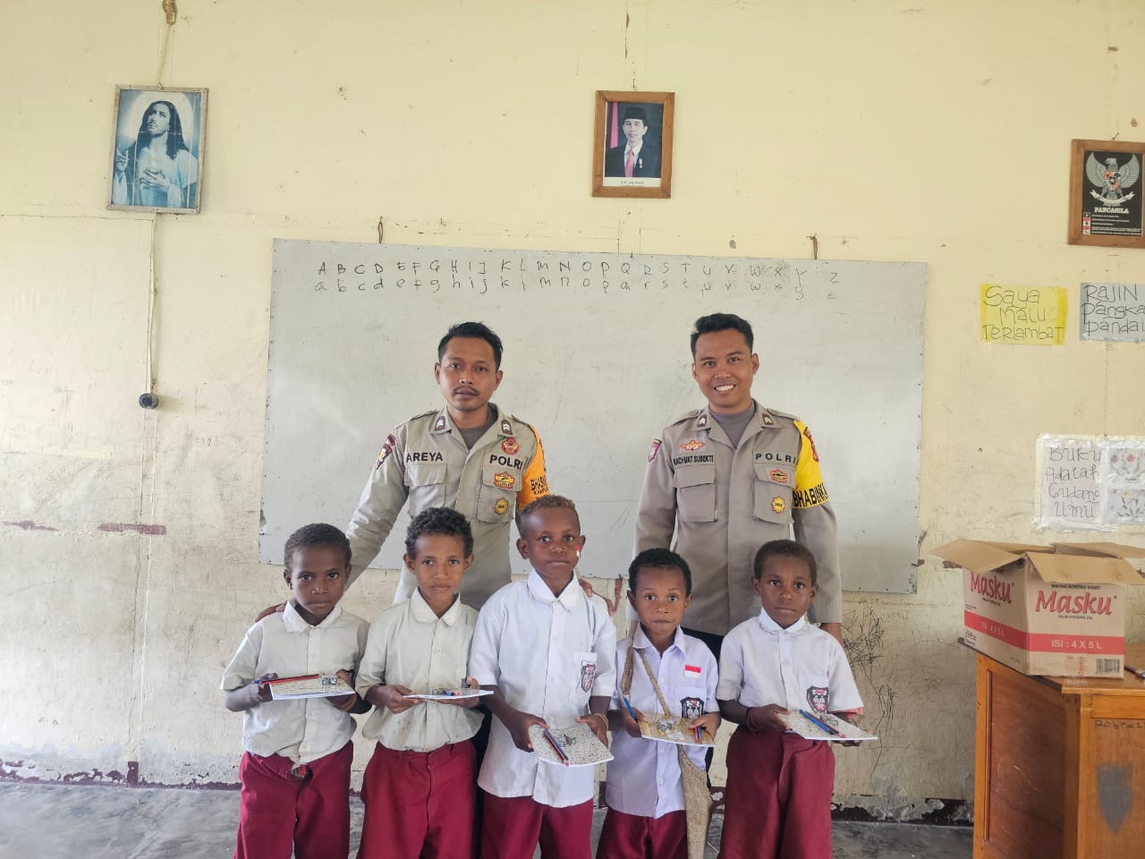 Sambut Hari Kemerdekaan, Bhabinkamtibmas Persembahkan Buku dan Alat Tulis untuk Siswa SD YPPGI Kouh