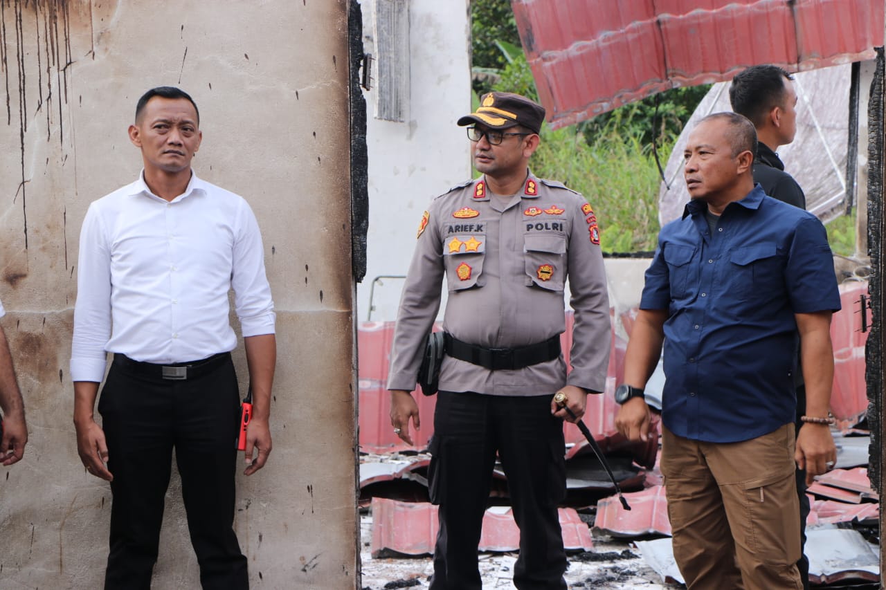 Wakapolda Papua Tinjau Lokasi Kebakaran Kantor KPU Yahukimo