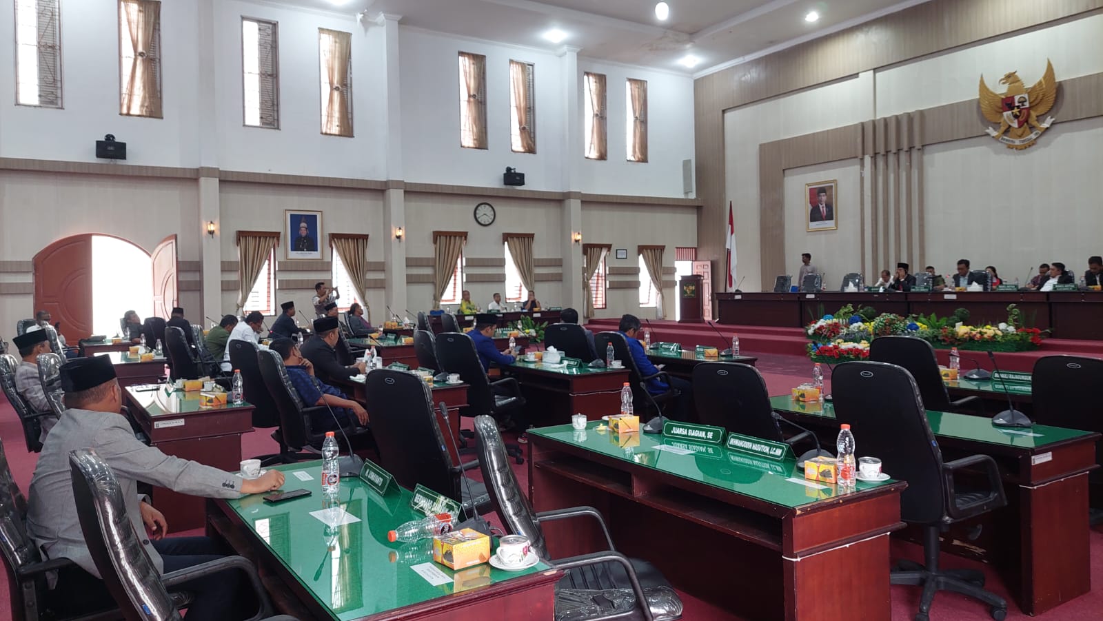 Anggota Fraksi PDIP Tinggalkan Ruangan Rapat  Penandatanganan Nota Kesepakatan Rancangan KUA – PPAS Tahun Anggaran 2024