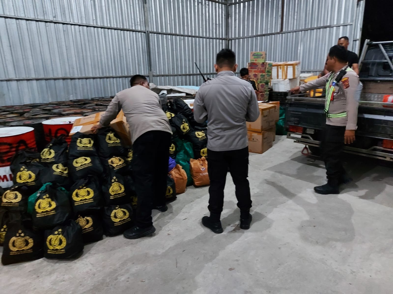 Polri Distribusikan Bansos dengan Pesawat Carter di Wilayah Terdampak Bencana Puncak