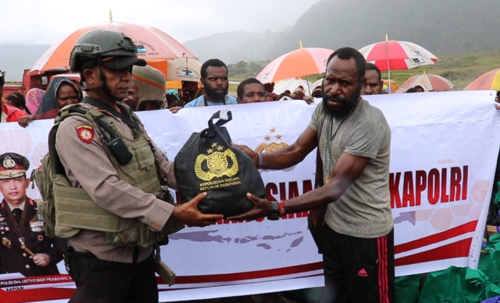 Tiba di Sinak, Bantuan Bansos Kapolri Disalurkan untuk Masyarakat Terdampak Bencana Alam