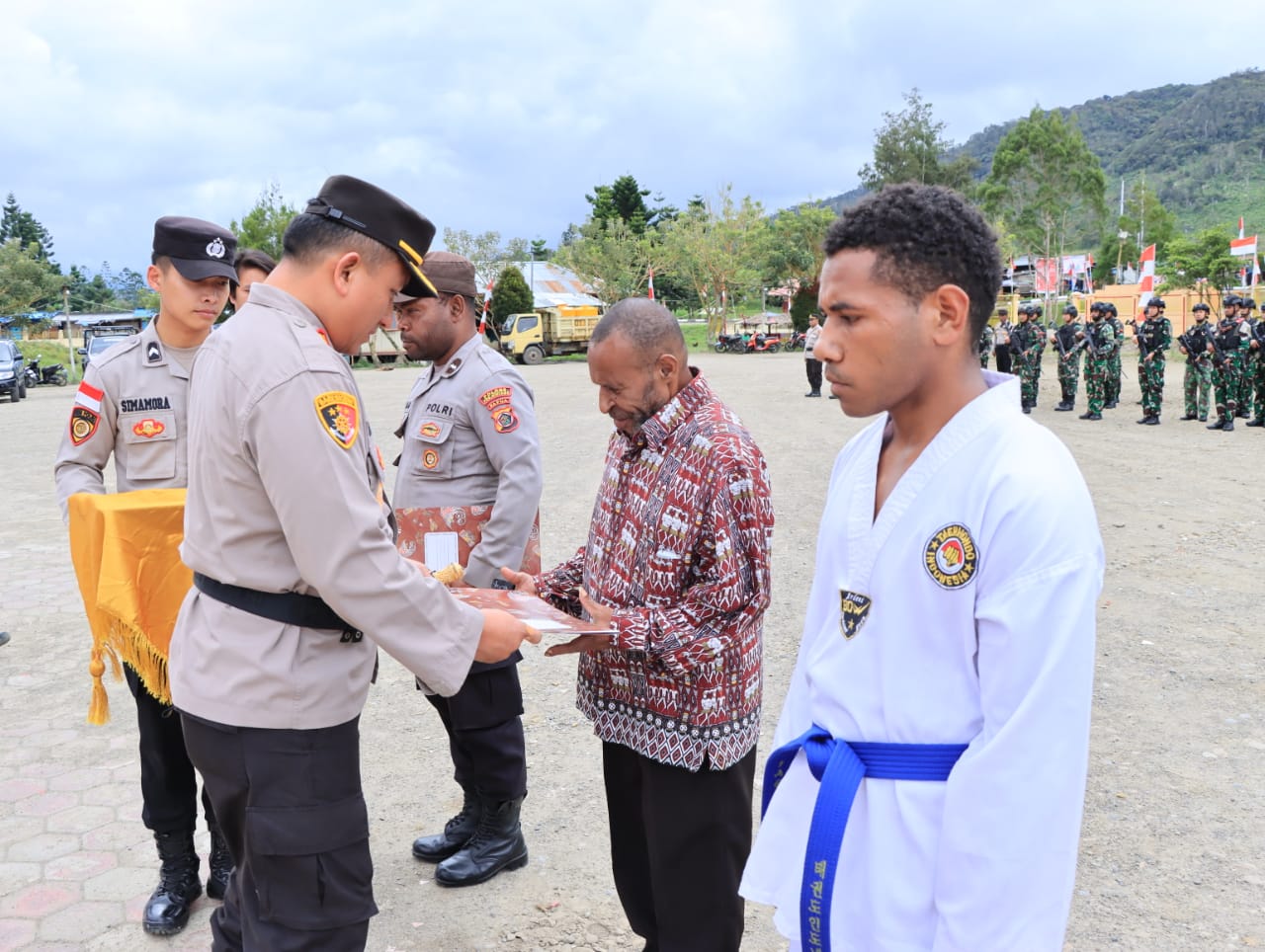 Kapolres Pegunungan Bintang Pimpin Upacara Pemberian Penghargaan Kepada Anggota Polri dan Masyarakat Berprestasi