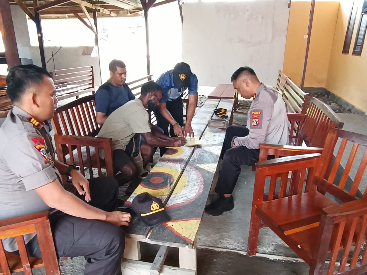 Penyerahan Uang Ganti Rugi kepada Pemilik Rumah di Lokasi Tanah Milik Mapolres Nduga