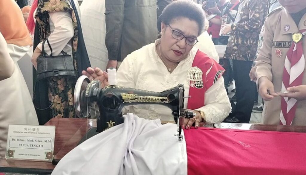 Bendera Merah Putih Jahitan Tangan Ribka Haluk Akan Dikibarkan Saat Peringatan Detik– Detik Proklamasi