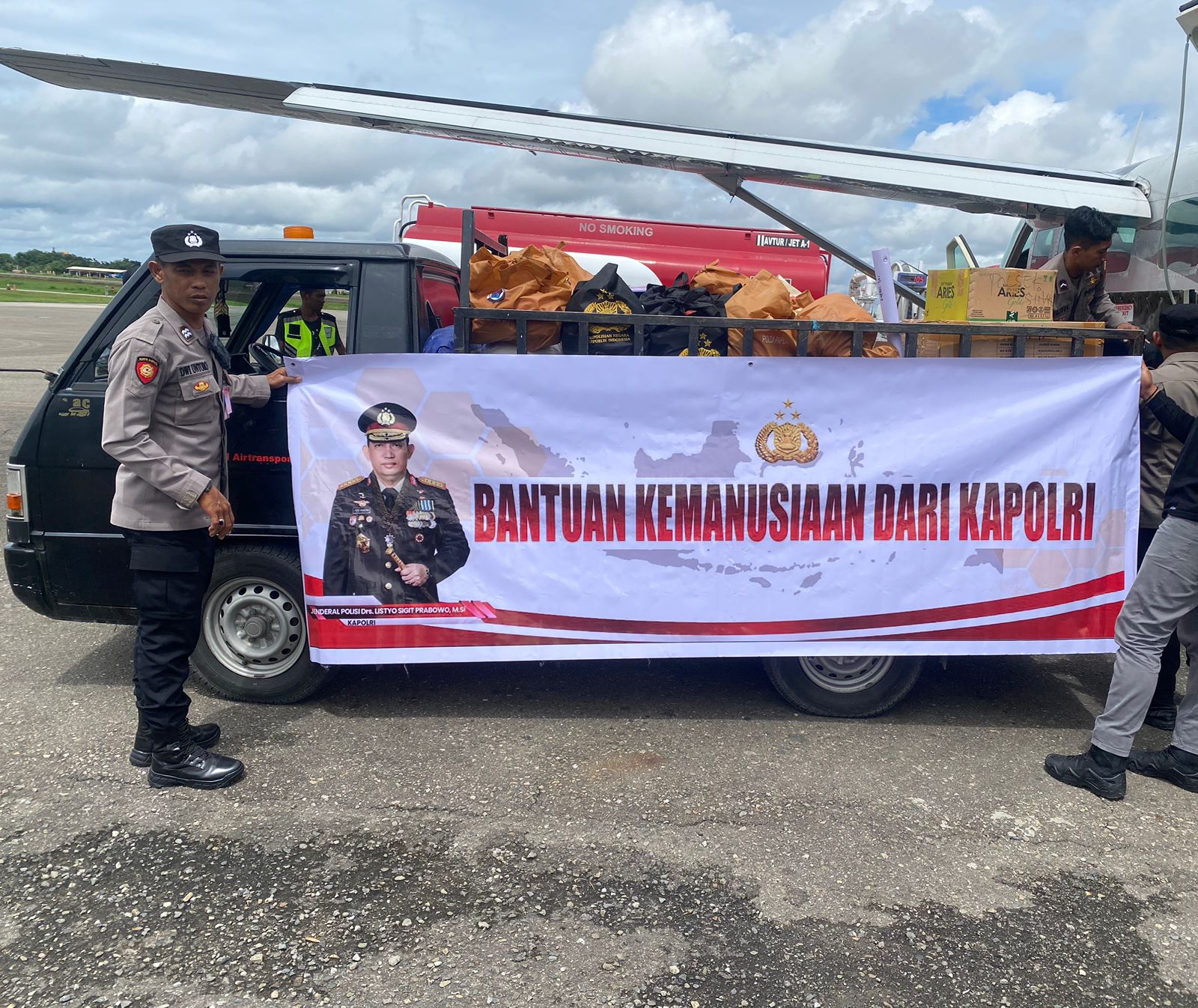 Dukungan Terus Mengalir, Logistik Bantuan Kapolri dan Kapolda Tiba di Distrik Sinak Kabupaten Puncak