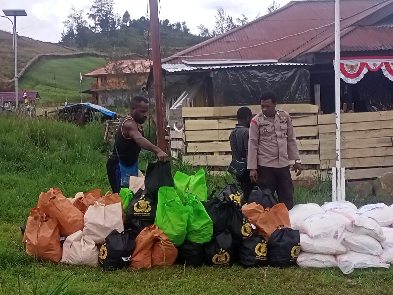Haru Masyarakat Terpancar Saat Terima Bantuan Dari Kapolri dan Kapolda Papua